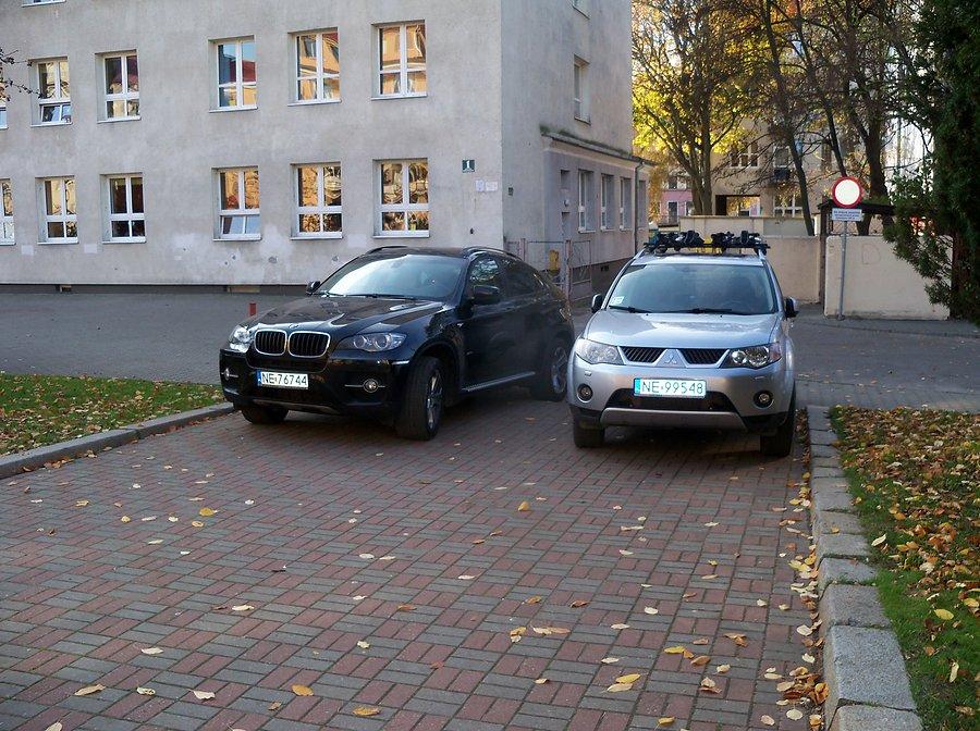 A na chodniku ... blachosmrody :-/