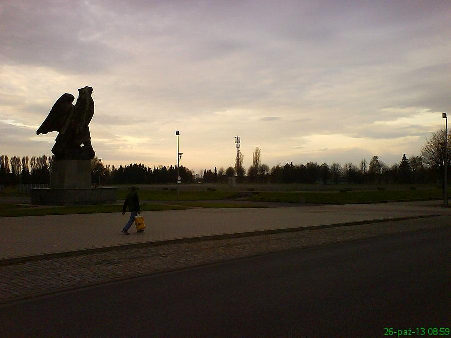 Monumentalny orzeł i symboliczne groby 3400 poległych w forsowaniu Nysy Łużyckiej w 1945