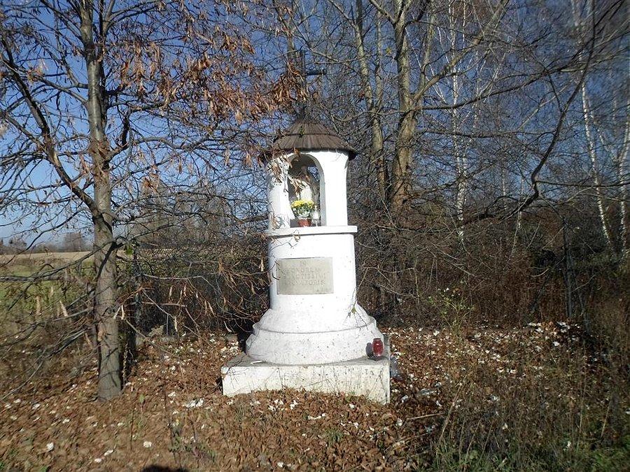 Kapliczka w polu w Łomiankach