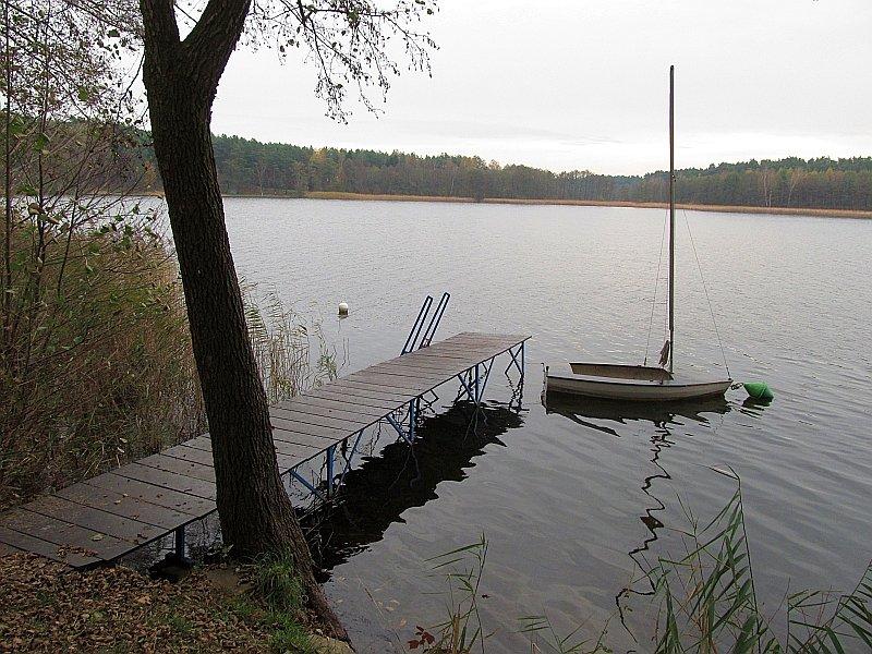 Jezioro Kołatkowskie - pomost i żaglówka w Stęszewku