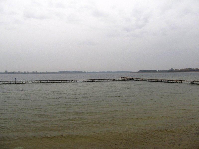 Jezioro Powidzkie - widok z plaży w Powidzu