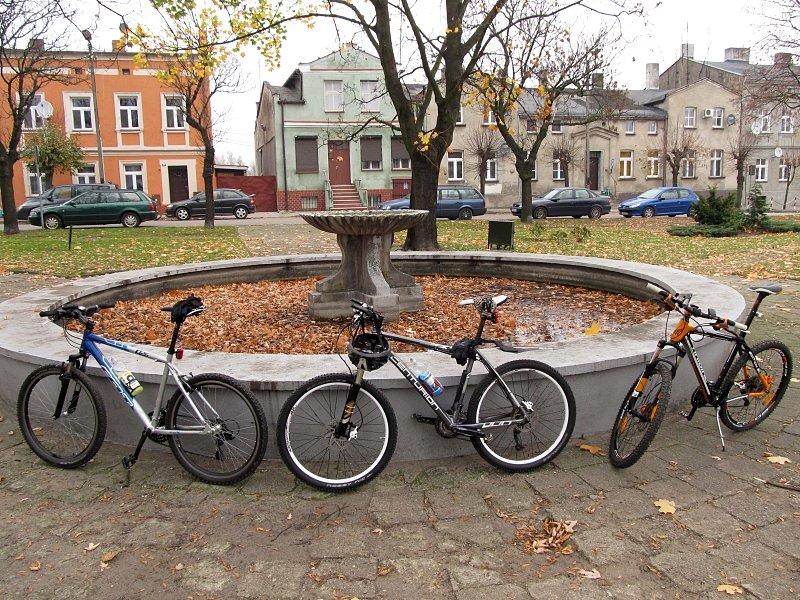 Felt, Centuron, Hibike przed fontanną w Czerniejewie