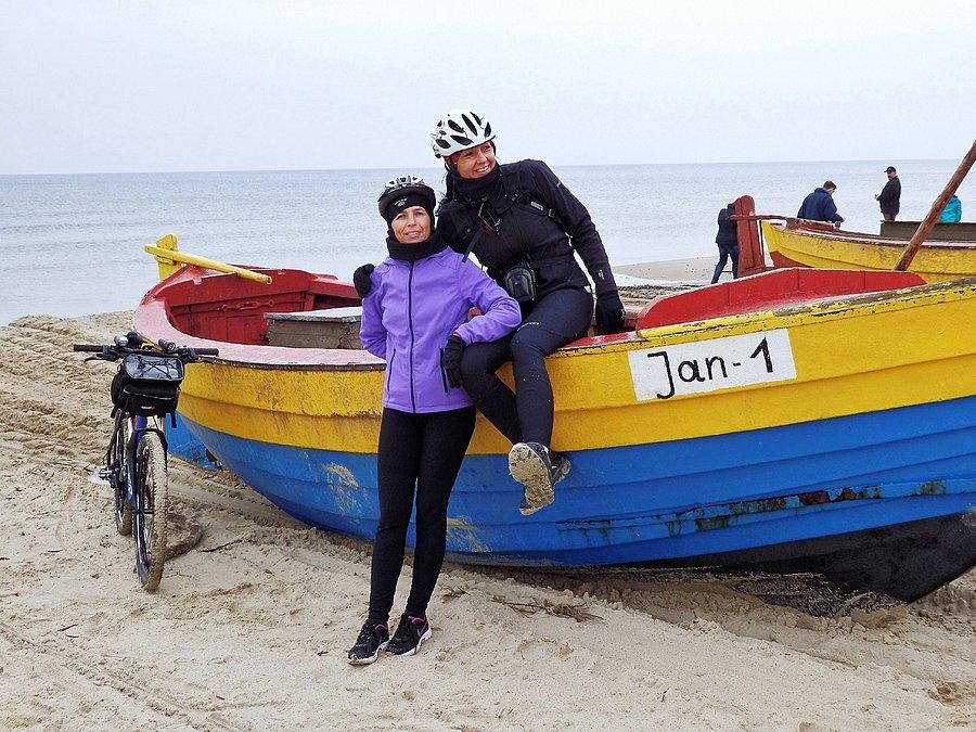 Plaża w Jantarze - urocze rowerzystki