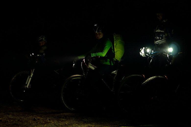 Grupowa fotka w lesie, nocą
