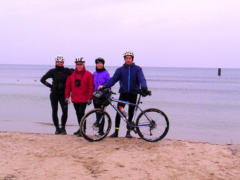 Rowerzyści na plaży w Jantarze