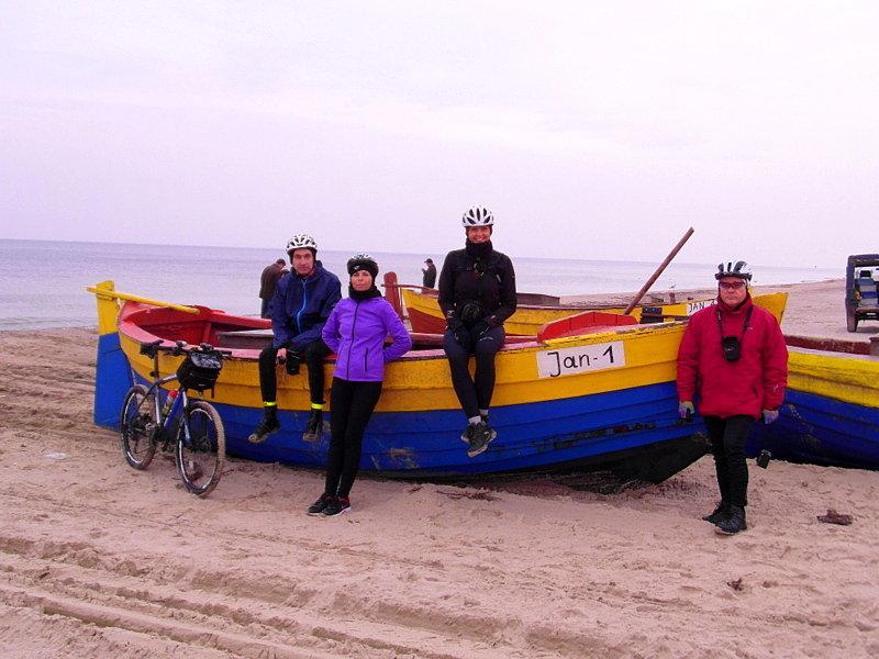 Rowerzyści na plaży w Jantarze