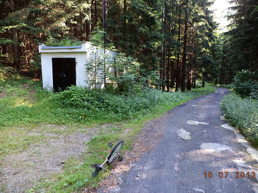 Garaż w lesie, pośrodku niczego (podjazd na Grzybowiec)