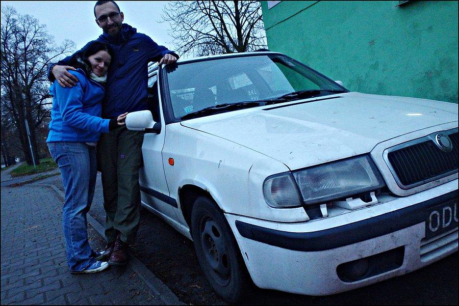 Skodzinka zostawiona pod warsztatem