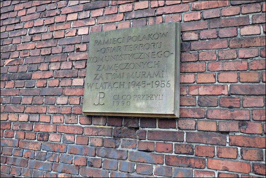 Druga tablica pamiątkowa na murze więziennym