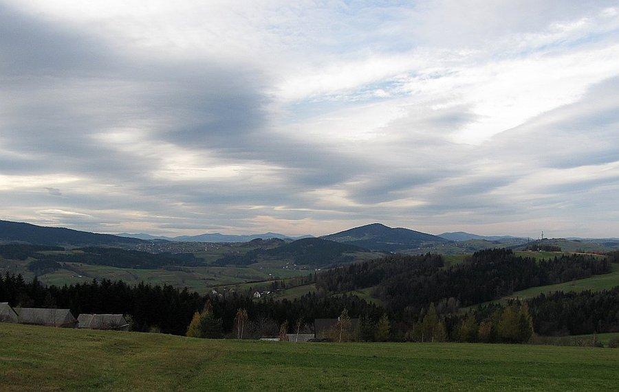 Spojrzenie za pogórze, w oddali Beskid Wyspowy