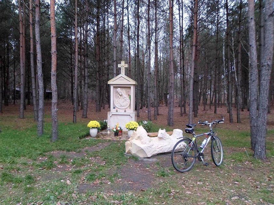 Jest też ławeczka z rzeźbami psów