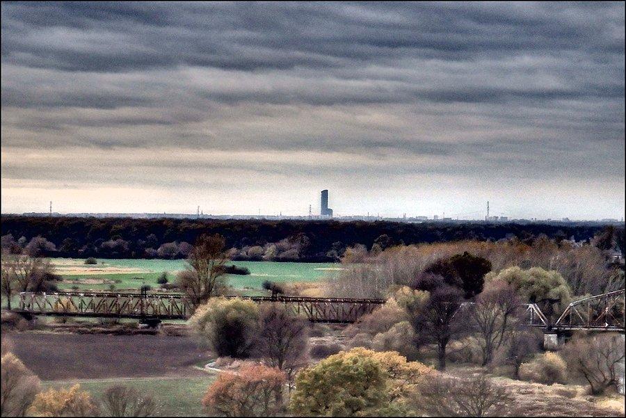 Zbliżenie na Sky Tower, widok z wieży widokowej w Kotowicach