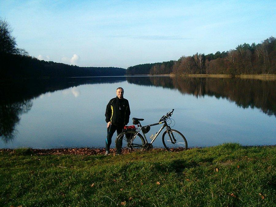 08.11.2013. Cel mojej wycieczki rowerowej - jezioro Zduńskie, zdjęcie na tle pięknego krajobrazu jeziora