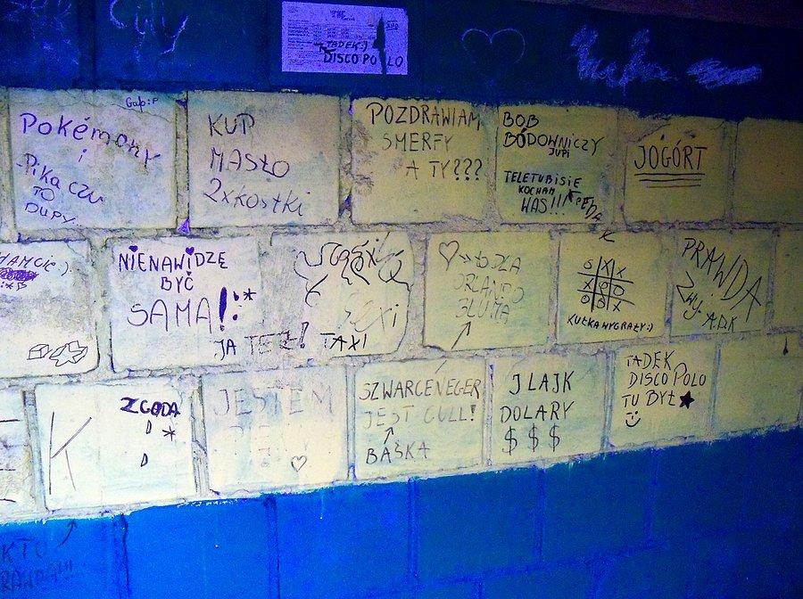 Przystankowa twórczość ludowa na Kurpiach :-))