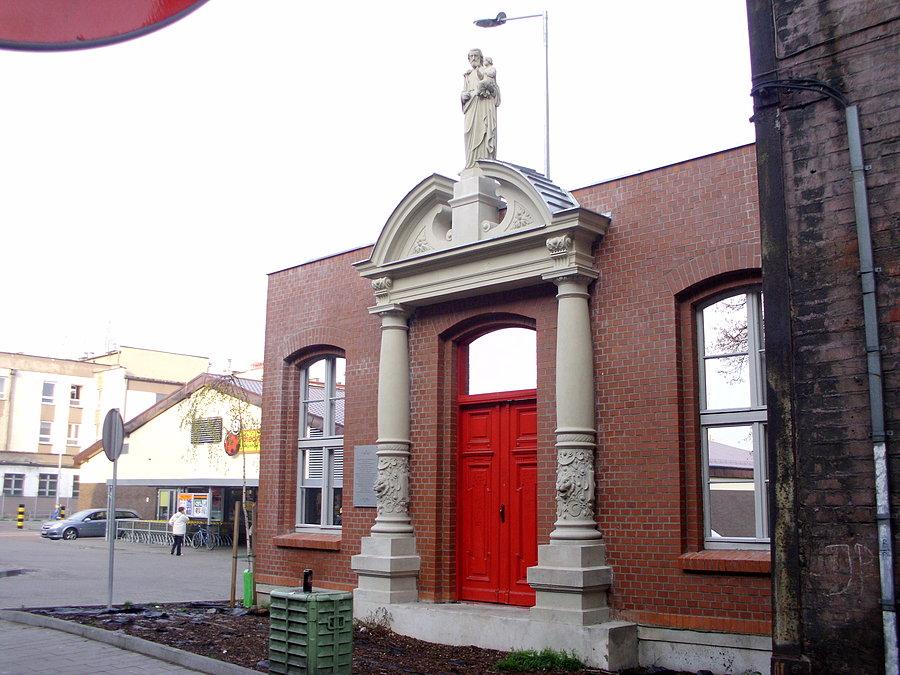 Zachowany portal dawnego sierocińca przy ulicy świętego Piotra w Chorzowie z Biedronką w tle wygląda co najmniej dziwnie