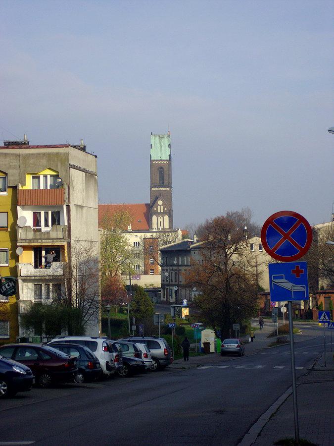 W oddali wieża Kościoła pod wezwaniem świętego Józefa