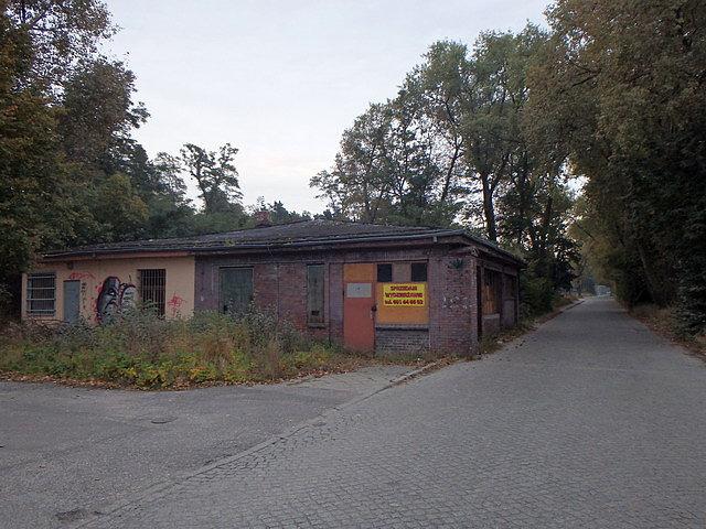 Zabudowania dawnego Zachemu przy bramie wjazdowej od strony Łęgnowa