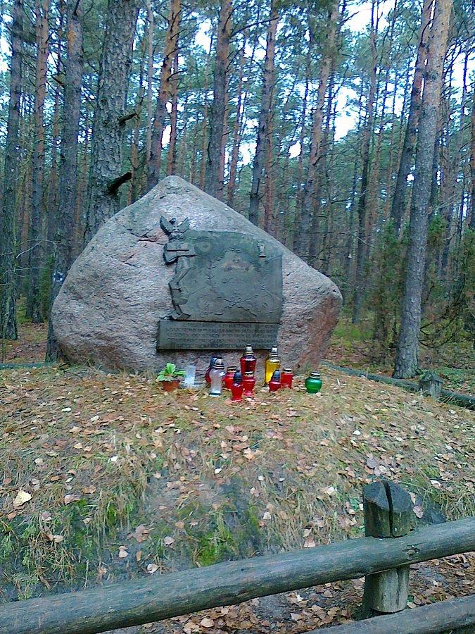 Kamień z tablicą pamiątkową