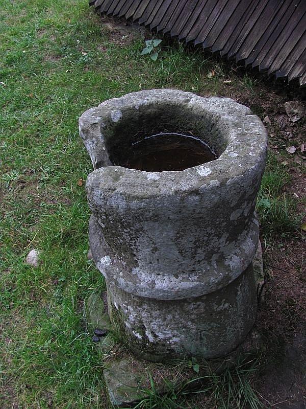 Kamienna chrzcielnica przy cerkwi