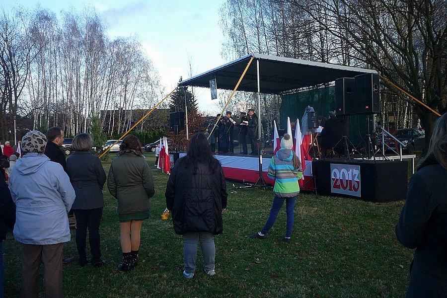 Śpiewanie pieśni patriotycznych w Komorowie