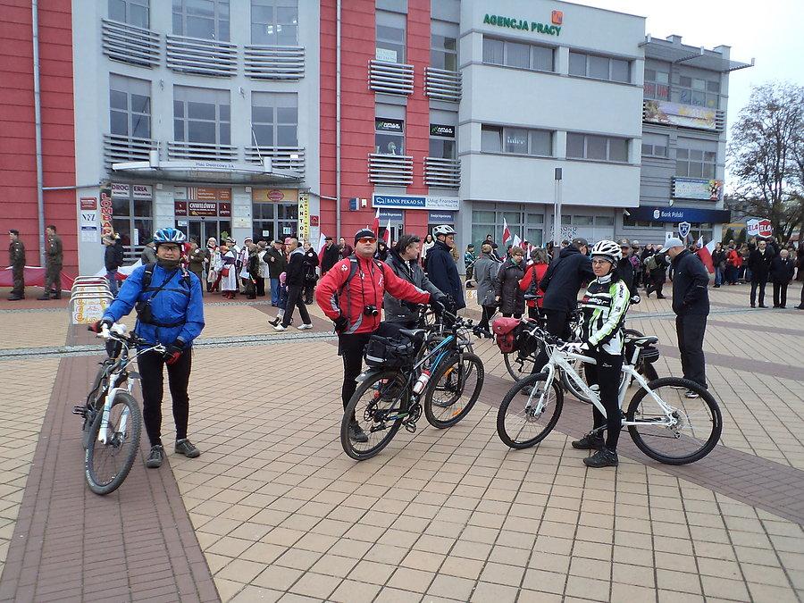 Zupełnie niepodlegli elbląscy rowerzyści na Placu Dworcowym