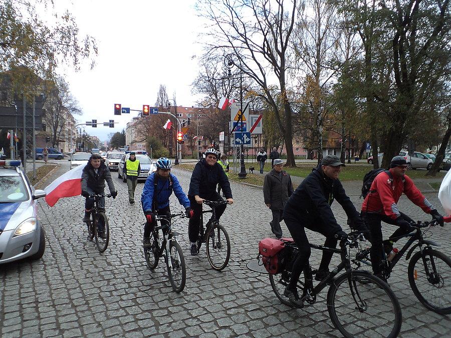 Zupełnie niepodlegli elbląscy rowerzyści robią wjazd na Stare Miasto