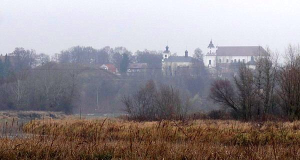 Bużyska. Katedra w Drohiczynie we mgle