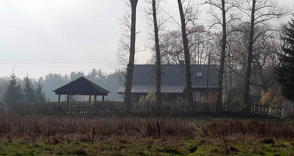 Bużysko. Sielska chata za wsią