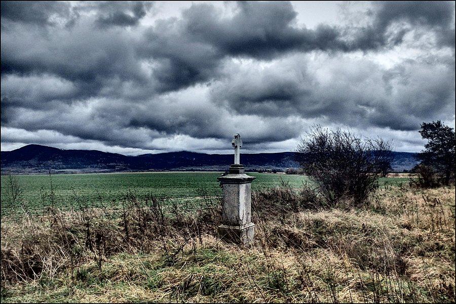 Krzyż w polu