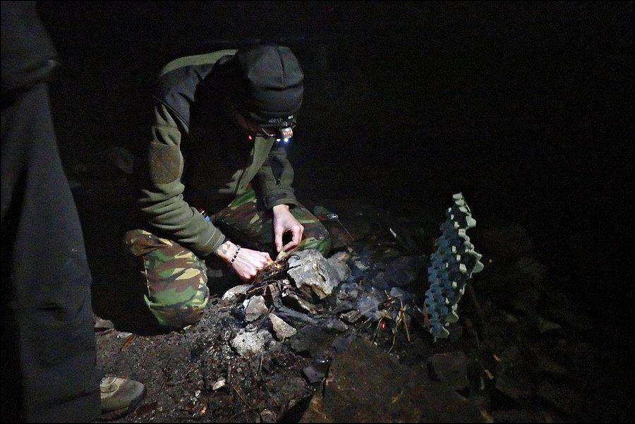Rozpalanie ogniska pred Schroniskiem pod Śnieżnikiem