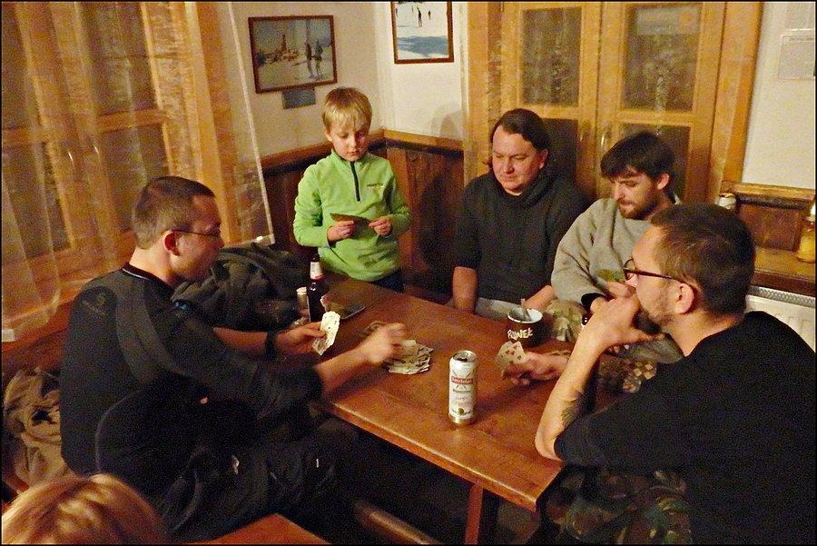 Wieczorna gra w karty w schronisku