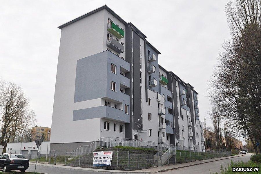 Sosnowiec - Milowice i nastepny nowo wybudowany mieszkalny obiekt