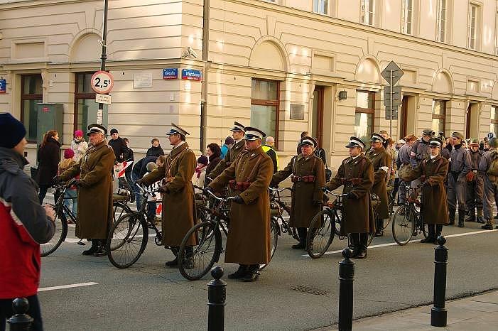 Njaprawdopodobniej pluton kolarzy z 1939r podczas prezentacji w dniu Niepodległości