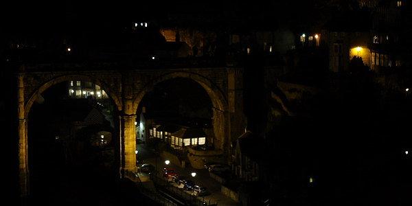 Nocny widok z góry zamkowej w Knaresborough