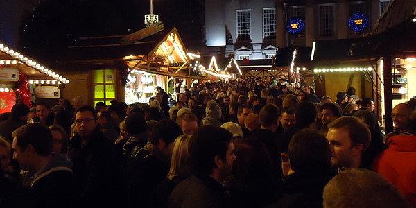 Tłumy ludzi na Christkindelmarkt w Leeds