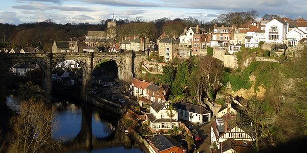 Panorama Knaresborough z tarasu widokowego przy ruinach zamku