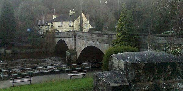 Po ostatnich opadach rzeka Nidd trochę przybrała, w tle pub The Dropping Well Inn w Knaresborough