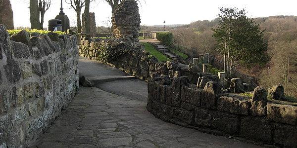 Taras widokowy przy ruinach zamku w Knaresborough