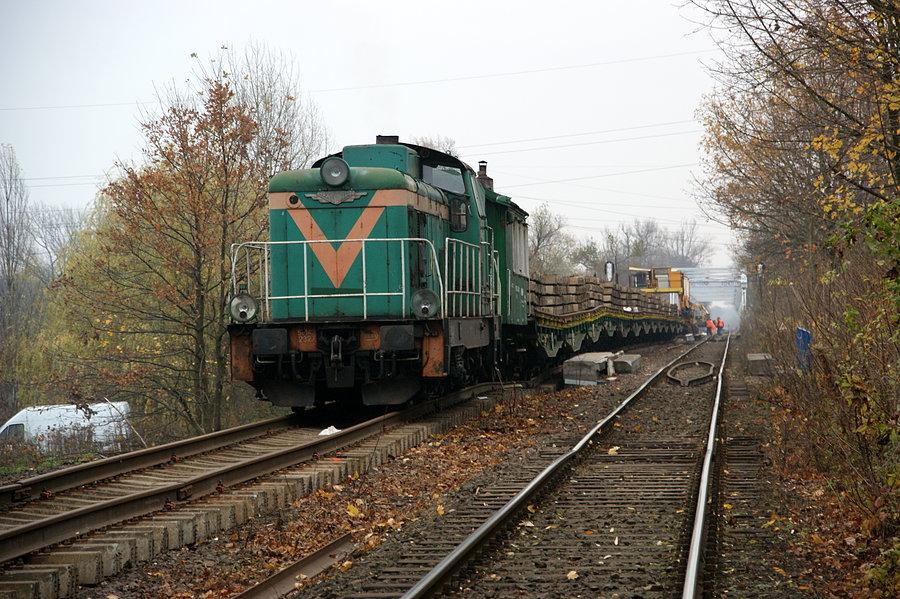SM42-2327 podczas prac remontowych toru nr. 1 na szlaku Kędz. Koźle Port - Kędz. Koźle Zachód