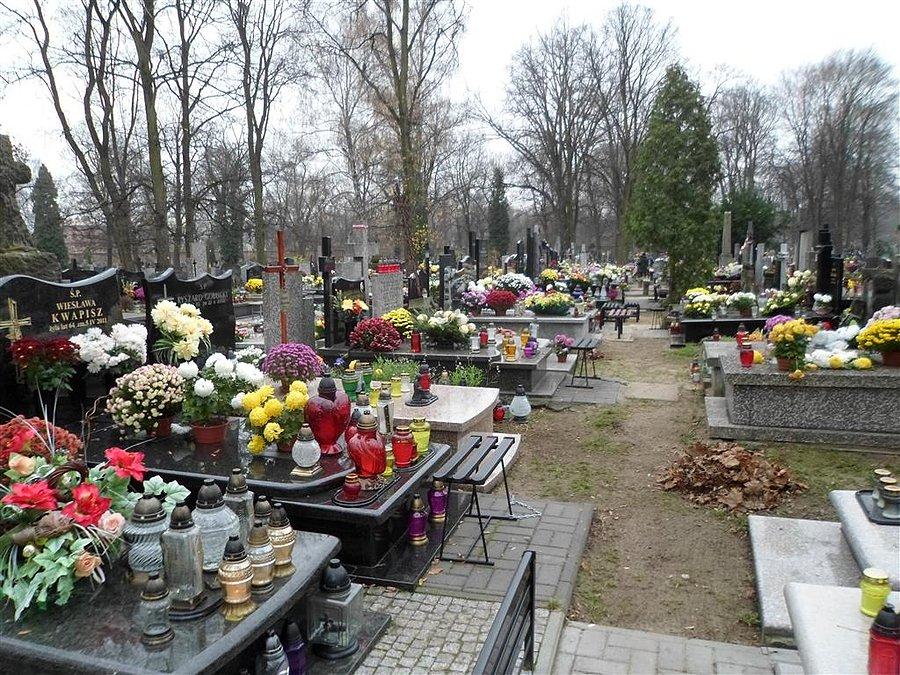 Kolory jesieni na cmentarzu