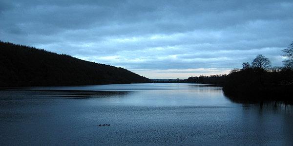 Lindley Wood Reservoir po zachodzie słońca