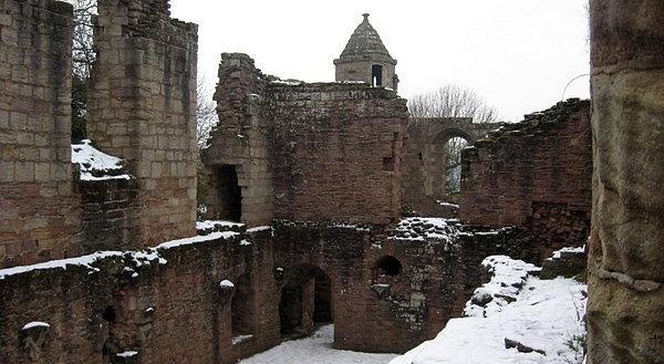Wewnątrz ruin zamku w Spofforth