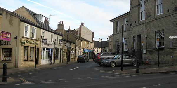 Market Place w Wetherby a po prawej stronie ratusz miejski