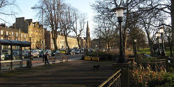 Harrogate. W parku na Parliament Street przy Montpellier Square