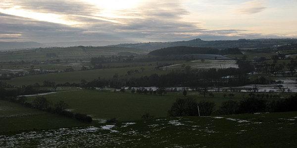 Dolina Wharfe a w odległym tle góra Great Anncliff Crag
