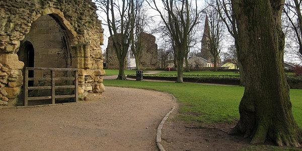 Fragment ruin zamku w Knaresborough a w tle Brama Wschodnia