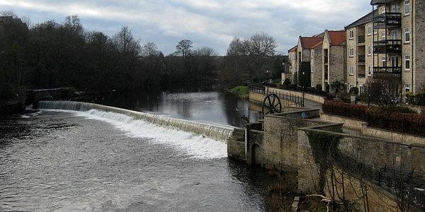 Widok z mostu na High Street na rzekę Wharfe w Wetherby