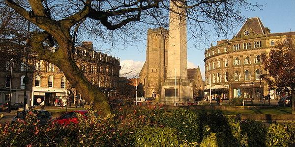 Parliament Street przy Montpellier Square w Harrogate