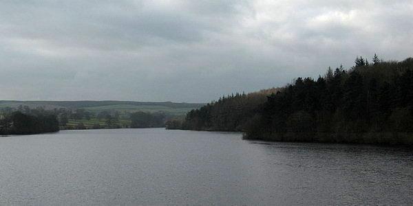 Chwila odpoczynku nad wodą i powrót do domu, boczną drogą przez Fewston w stronę turbin wiatrowych