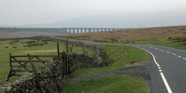 Wiadukt w Ribblehead a za chmurami Whernside, czyli najwyższe wzgórze Yorkshire Dales (736m)